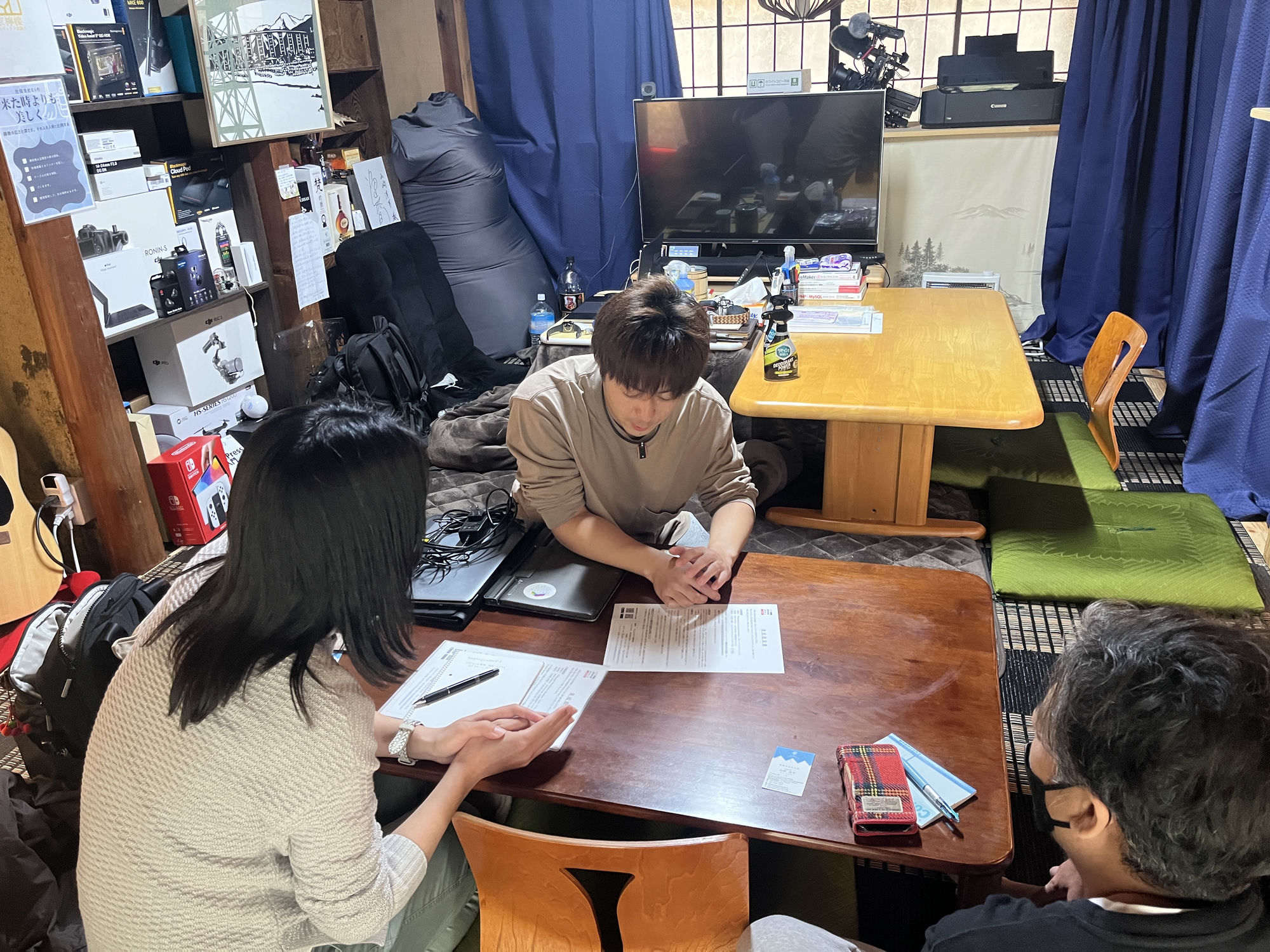 AI×行動経済学コンサルの実際の打ち合わせ風景 — 事務所で資料を囲みながら課題を整理