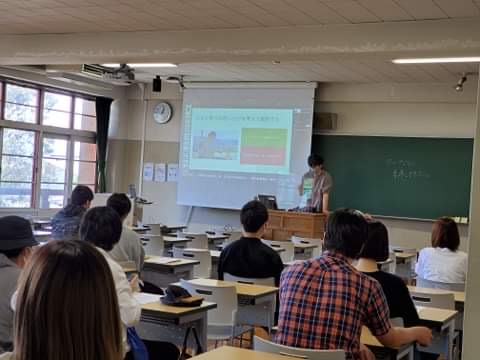 教室での講義の様子 — スクリーンにスライドを映して受講者へ解説